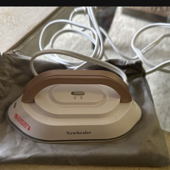 Newbealer Handheld Steam Iron - White and Gold - Picture 4 of 4